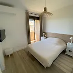 Magnifique: Beachfront T2 With Sea View And Private Parking